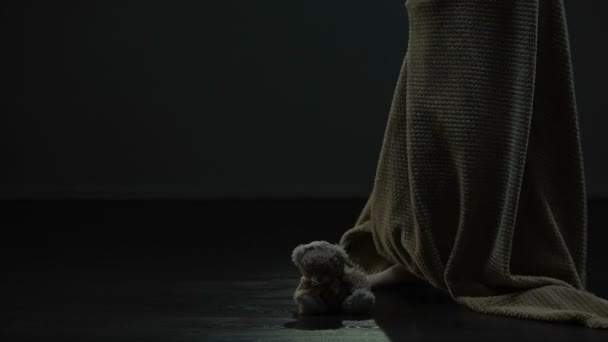 Kleines Mädchen Karierten Sorgfältig Bedeckten Und Umarmten Teddybär Einsamkeit — Stockvideo