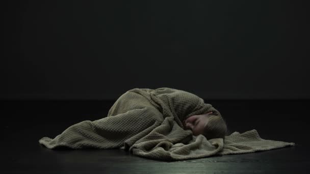 女孩躺在地板上 因恐惧而颤抖 身上覆盖着格子 — 图库视频影像