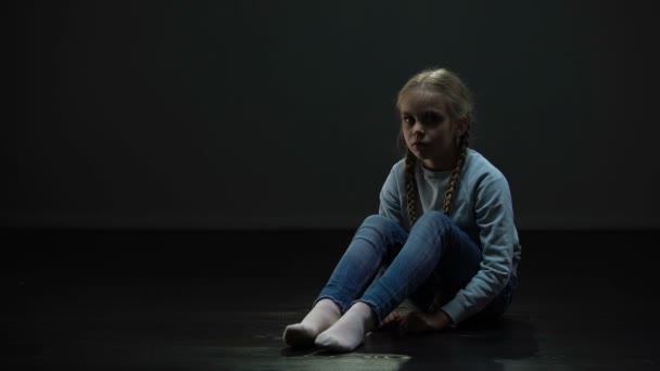 大人の救いの手 社会保障の概念を受け入れる暗い部屋で小さな子供 — ストック動画