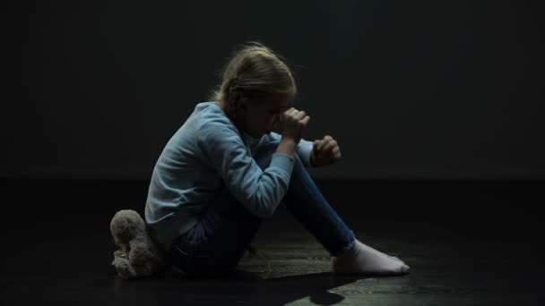 心烦意乱的小女孩与泰迪熊在黑暗的废弃房间哭泣 — 图库视频影像
