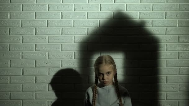 Σπίτι Σκιά Στον Τοίχο Πίσω Από Μικρό Κορίτσι Ορφανό Παιδί — Αρχείο Βίντεο
