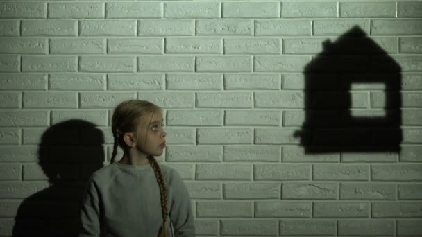 Menina Infelizmente Olhando Para Sombra Casa Abraçando Ursinho Pelúcia Sem — Vídeo de Stock