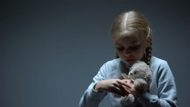 Eenzaam Klein Kind Knuffelen Teddybeer Pesten Concept Donkere Achtergrond — Stockvideo