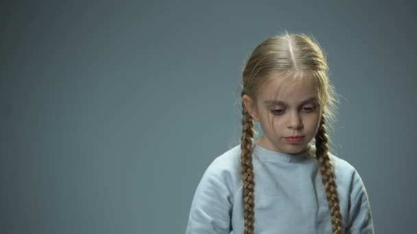 Sonriente Niña Mostrando Figura Del Corazón Cámara Amor Concepto Bondad — Vídeos de Stock