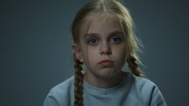 Üzgün Kız Kameraya Bakarak Göz Atmak Mutluluğu Için Umut Çocuk — Stok video