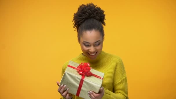 Zwarte Dame Bedrijf Aanwezig Verrast Met Birthday Gift Gele Achtergrond — Stockvideo