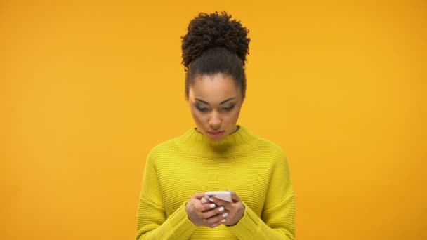 Afroamerykanką Pomocą Smartfona Podekscytowany Zadanie Przyjęcia Mail — Wideo stockowe