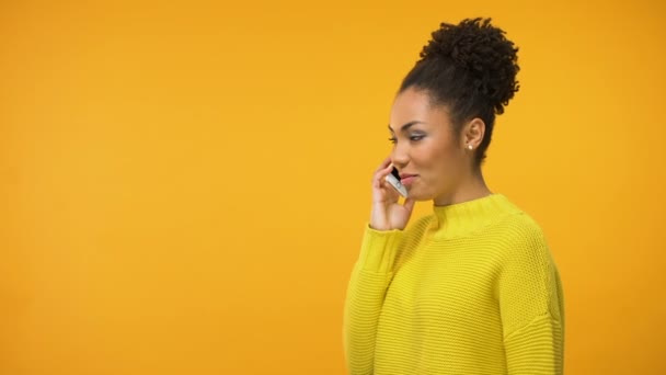 Alegre Mujer Afroamericana Hablando Teléfono Emocionado Escuchar Buenas Noticias Chismes — Vídeos de Stock