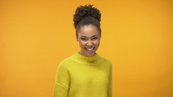 Όμορφη Αφρικανικός Αμερικανική Γυναίκα Δείχνει Εντάξει Χειρονομία Θετική Σκέψη Έγκριση — Αρχείο Βίντεο