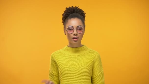 Afroamerikanerin Mit Brille Zeigt Schweigegegeste Und Faltenfreies Flirten — Stockvideo