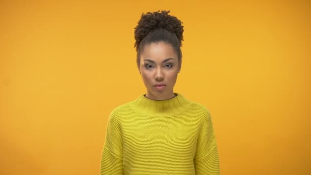 Nieuwsgierig Afro Amerikaanse Meisje Gluren Door Vingers Interessante Situatie — Stockvideo