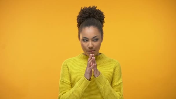 Chica Afro Americana Astuta Teniendo Idea Plan Complicado Aislado Sobre — Vídeo de stock