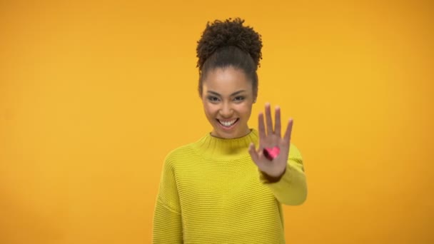 黑人妇女表现停止手势与心脏标志在手掌上 种族歧视 — 图库视频影像