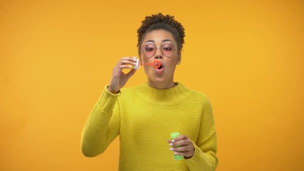 Garota Afro Americana Excitada Soprando Bolhas Sabão Humor Infantil Felicidade — Vídeo de Stock