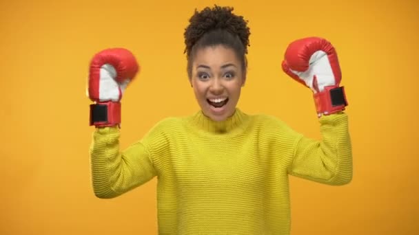 Mulher Afro Americana Feliz Luvas Boxe Comemorando Sucesso Campeão — Vídeo de Stock