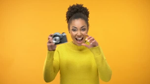 Sorrindo Mulher Negra Fazendo Foto Turista Visitando Marcos Famosos Passeios — Vídeo de Stock