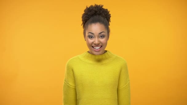 Mujer Afroamericana Feliz Con Bolsas Compras Grandes Descuentos Venta Vacaciones — Vídeo de stock