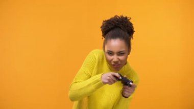 Genç Afro-Amerikan kadın stoutly video oyunları oyun kumandası ile oynamak