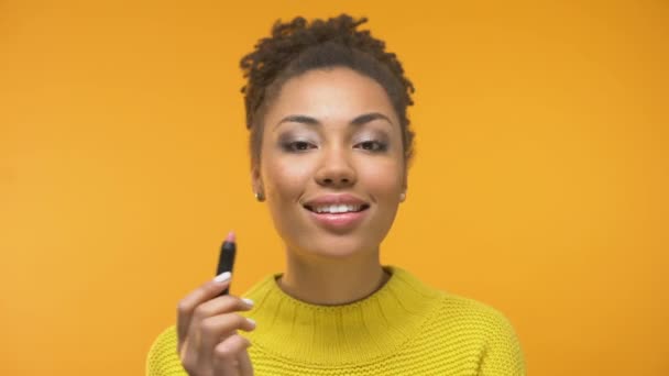 Jolie Fille Afro Américaine Appliquant Rouge Lèvres Clin Oeil Prêt — Video