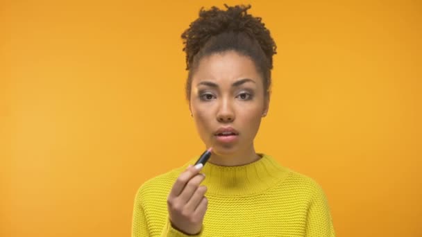 Afro Amerikaanse Jonge Vrouw Lippenstift Ontevreden Met Bijpassende Kleur Toe — Stockvideo