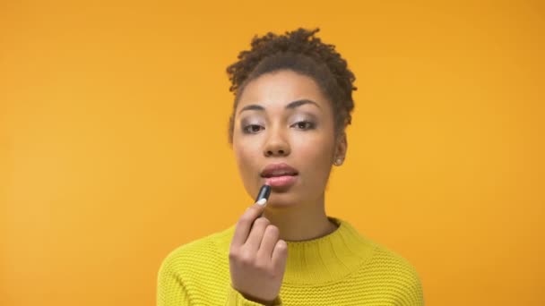 Zwarte Vrouw Zetten Lippenstift Lucht Kus Verzenden Naar Camera Genieten — Stockvideo