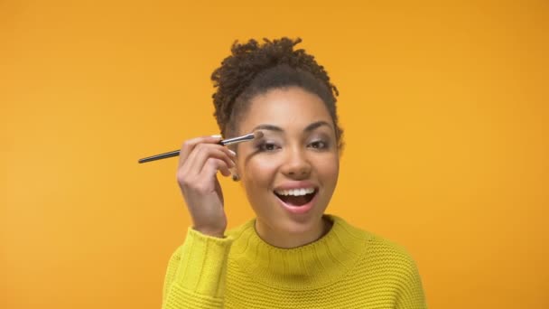 Усміхнена Афроамериканська Леді Кладе Тіні Очей Майстер Клас Візиту Краса — стокове відео