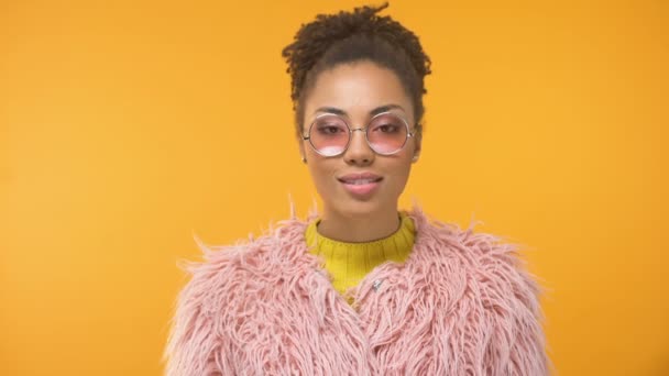 Dame Afro Américaine Mode Manteau Rose Envoyant Baiser Air Dans — Video