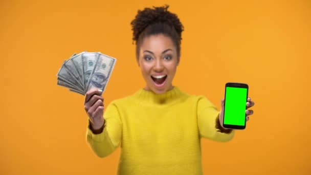 Femme Afro Américaine Montrant Smartphone Tas Dollars Transfert Argent — Video