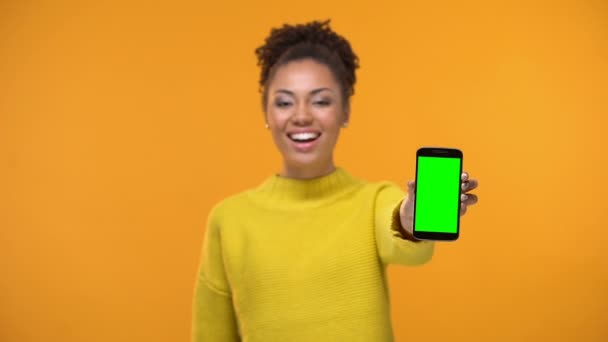 スマート フォン モバイル アプリケーションの開発を保持しているアフリカ系アメリカ人の女性 — ストック動画
