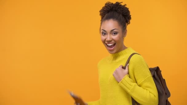 Sorrindo Menina Americana Africana Com Mochila Segurando Passaporte Com Bilhete — Vídeo de Stock