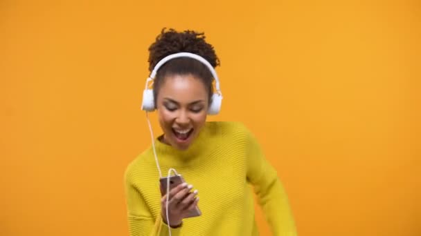 Mujer Afro Americana Alegre Auriculares Disfrutando Canción Favorita Aplicación Radio — Vídeo de stock