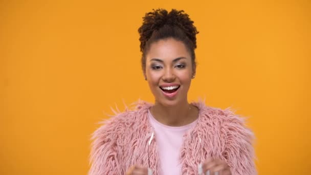 Prachtige Afrikaanse Amerikaanse Vrouw Zetten Nieuwe Roze Bril Mode Industrie — Stockvideo