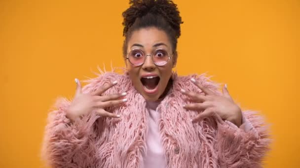 Mulher Extremamente Feliz Espantada Com Tendências Moda Millennials Fundo Amarelo — Vídeo de Stock