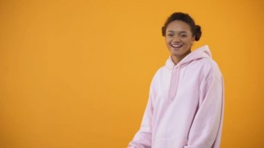 Yeni aşırı büyüklükteki hoodie, moda palavra genç Afro-Amerikan Kız
