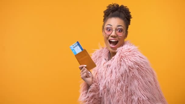 Mujer Afro Americana Feliz Mostrando Pasaporte Con Boletos Tour Vacaciones — Vídeos de Stock