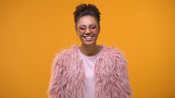 Muchacha Atractiva Elegante Sonriendo Pie Sobre Fondo Amarillo Buen Humor — Vídeos de Stock