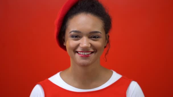 Neşeli Genç Kadın Içtenlikle Gülümseyerek Kameraya Poz Izole Kırmızı Arka — Stok video