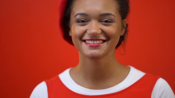 Mujer Sonriente Escondida Detrás Una Caja Regalo Roja Preparando Regalo — Vídeos de Stock
