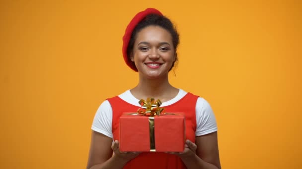 Веселая Женщина Протягивает Руки Показывая Камеру Красный Подарочек Праздничный Подарок — стоковое видео