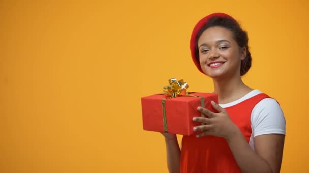 Mulher Engraçada Regozijando Dançando Com Presente Recebido Fundo Amarelo Isolado — Vídeo de Stock