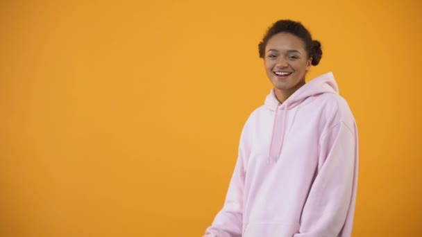 Afro Amerikaanse Tienermeisje Opscheppen Met Nieuwe Sized Hoodie Mode — Stockvideo