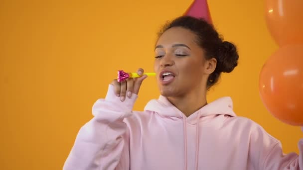 Wesoła Dziewczyna Gwizdkiem Urodziny Balony Zabawy Korzystających Stron — Wideo stockowe