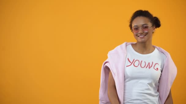 Menina Adolescente Confiante Posando Fundo Amarelo Cursos Moda Estilo — Vídeo de Stock