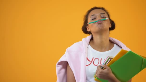 Játékos Afrikai Amerikai Hallgató Szórakozás Eszköztartási Ceruzát Ajkak Főiskolai — Stock videók