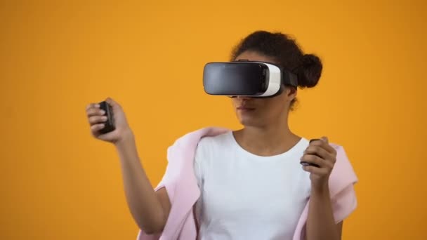 ゲーム 仮想現実の眼鏡でアフリカ系アメリカ人女性 モーション コント ローラー — ストック動画