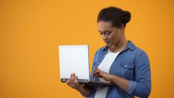 Freelancer Feminino Trabalhando Laptop Mostrando Sinal Satisfeito Com Conexão — Vídeo de Stock