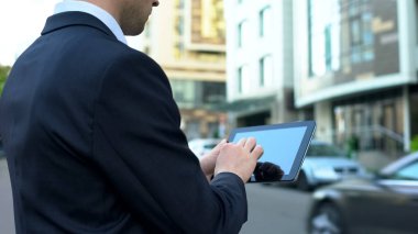 E-posta tablete yazarak, ev alıcı, uygun teknolojileri için bekleyen Emlak