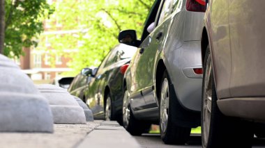 Tarihi kent merkezi, ulaşım ve trafik sorunları içinde park edilmiş arabalar