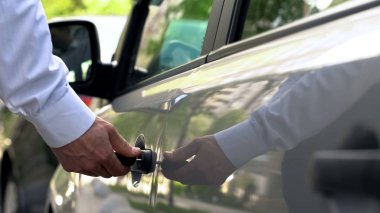 Adam otomatik almak, eve iş günü sonra aceleyle, sokakta park