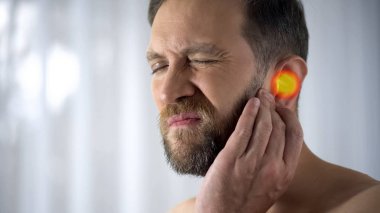 Adam uğrar kulak ağrısı, otitis, işitme sorunları, nokta ağrı, closeup gösterir